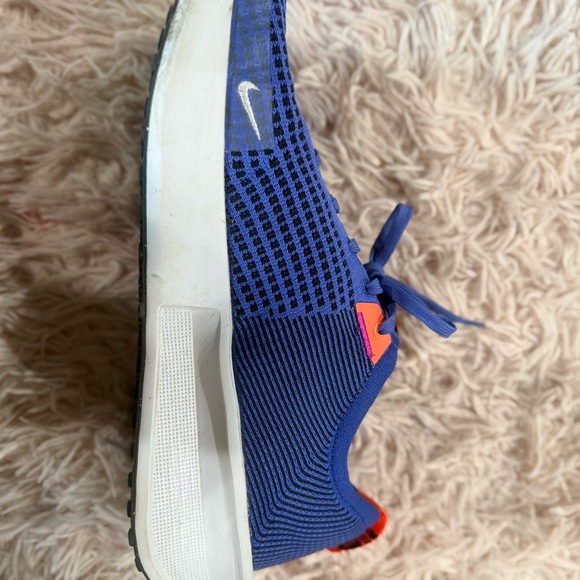 Nike Men's Interact FlyKnit Running Shoes.   (Size 10.5) - Picture 3 of 8